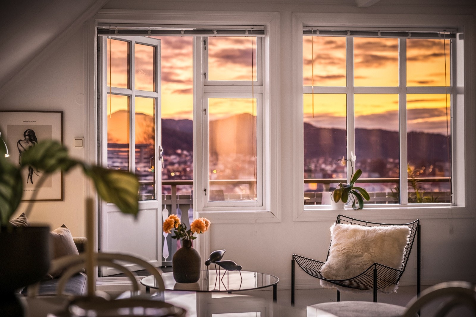 - Fra stuen har man utgang til en en koselig balkong med nydelig utsikt - Galleribilde