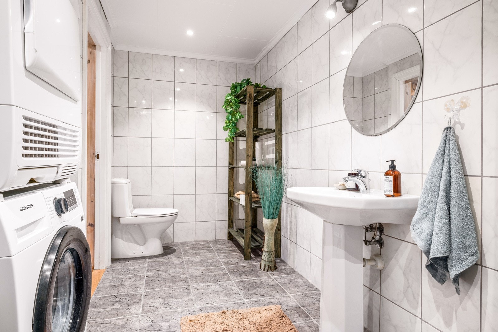 - Badet har opplegg for vaskemaskin/tørketrommel og har plass til hylleløsninger for ekstra oppbevaring - Galleribilde