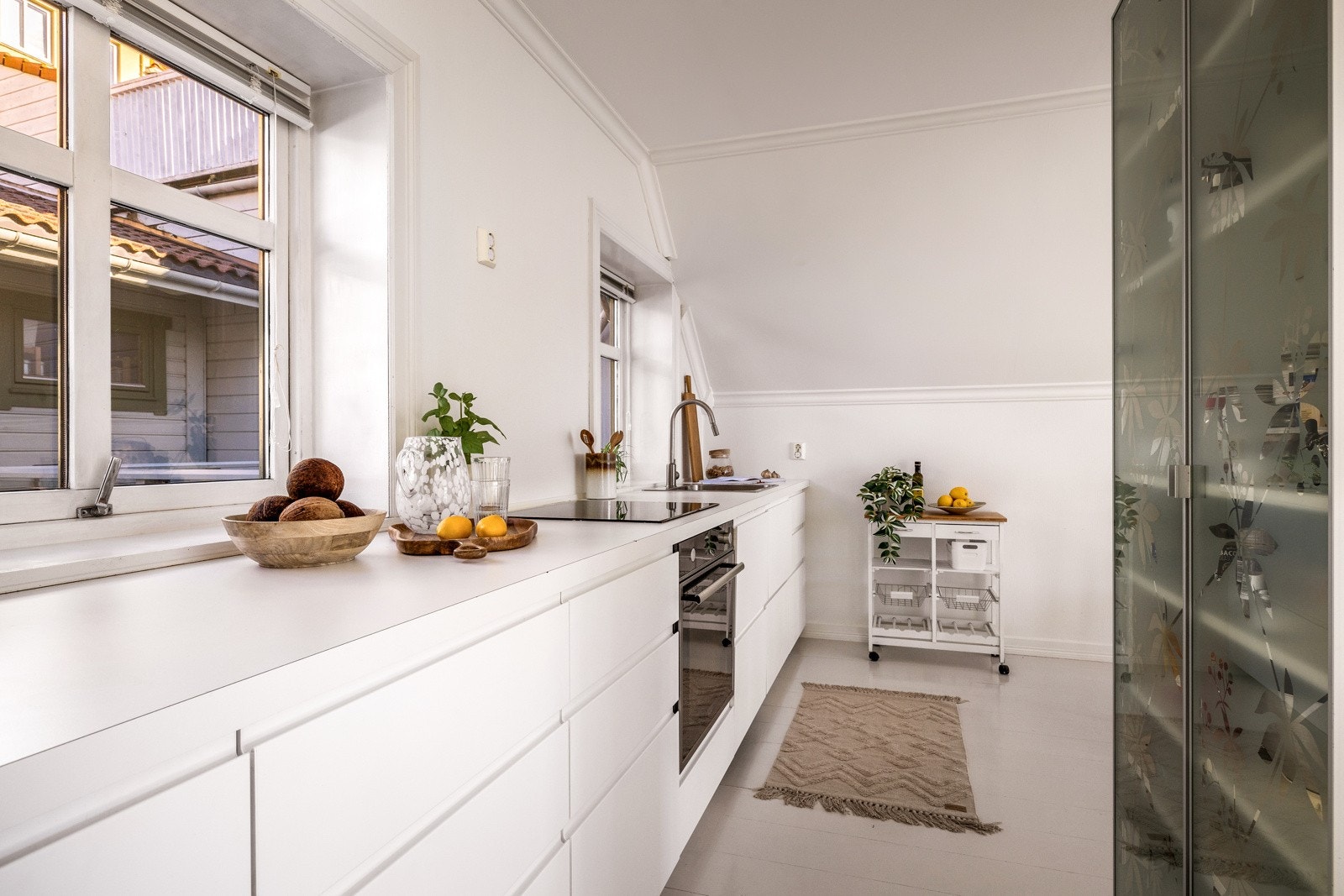 - Det er integrerte hvitevarer, herunder stekeovn, induksjonstopp og oppvaskmaskin. Frittstående kjøleskap med frysedel - Galleribilde