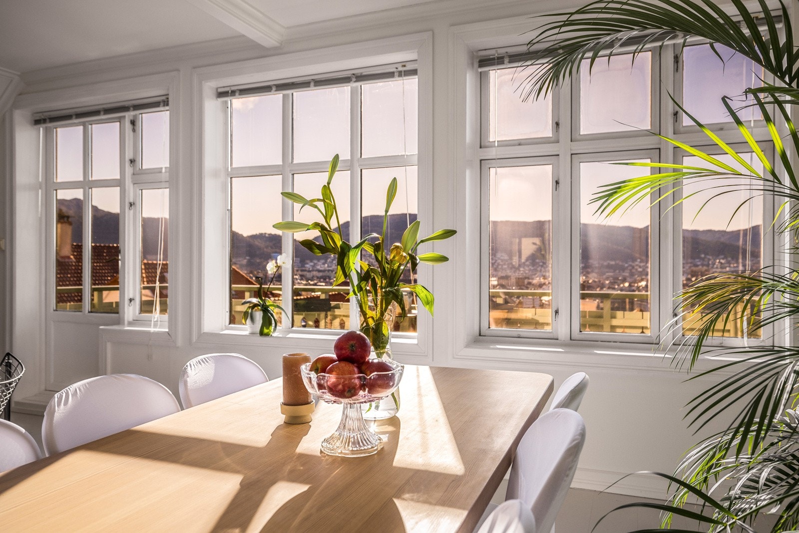 - Ved spisestuen kan god mat inntas samtidig som utsikten nytes - Galleribilde