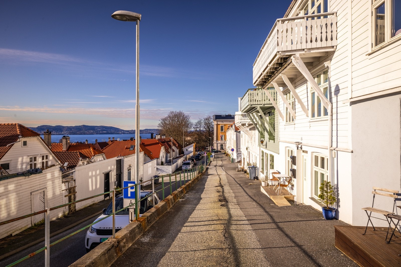 - Bilfri gate på ene siden av huset - Galleribilde