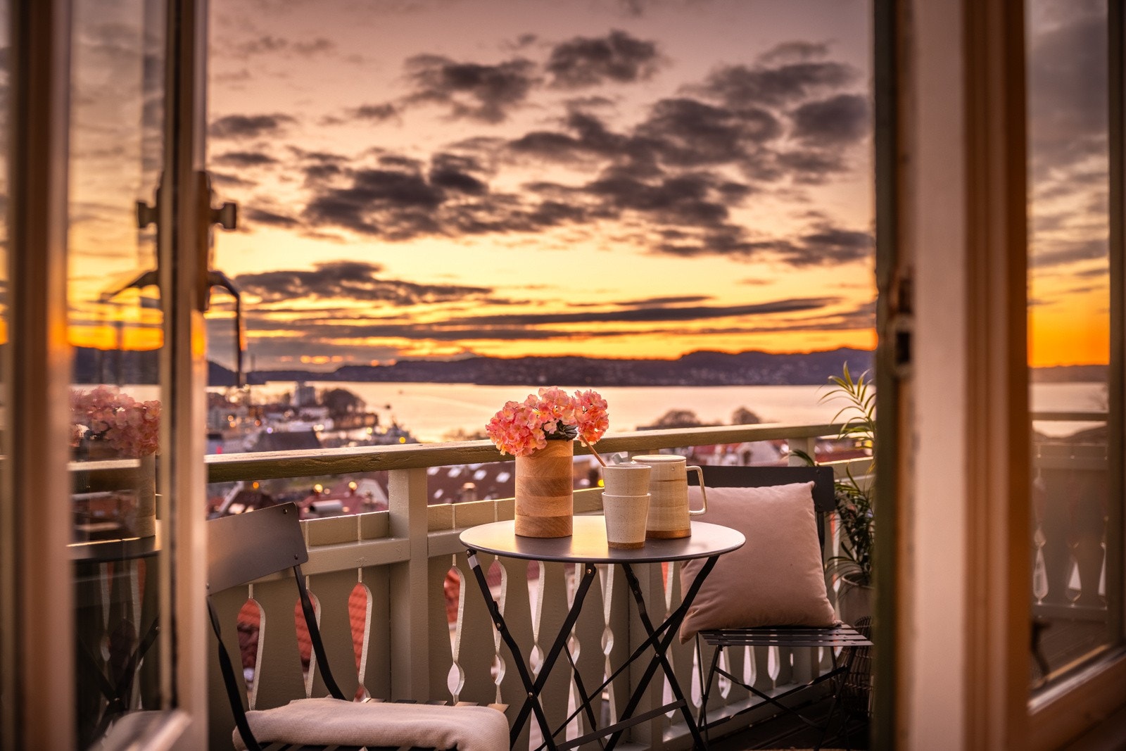 - Balkongen måler 7 kvm og er perfekt for å nyte solen som går ned over Askøy på finværsdager - Galleribilde