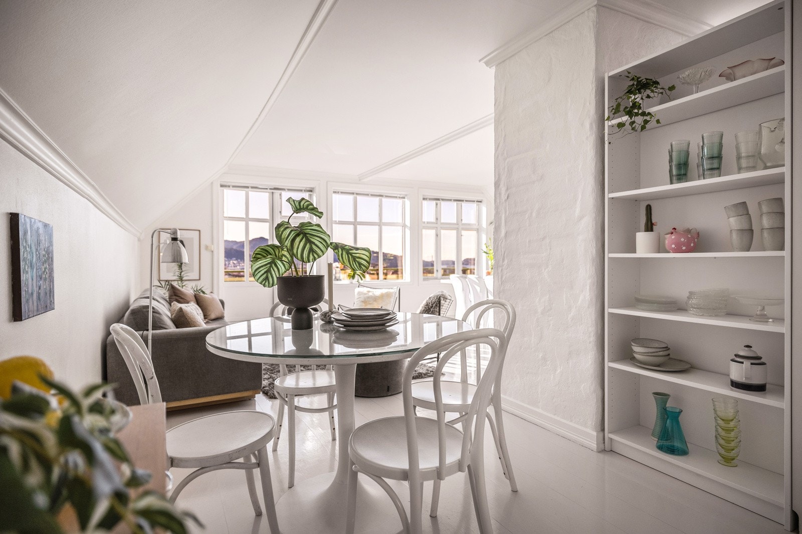 - Kjøkkenet byr på mye oppbevaringsplass med flere skap- og hylleløsninger - Galleribilde