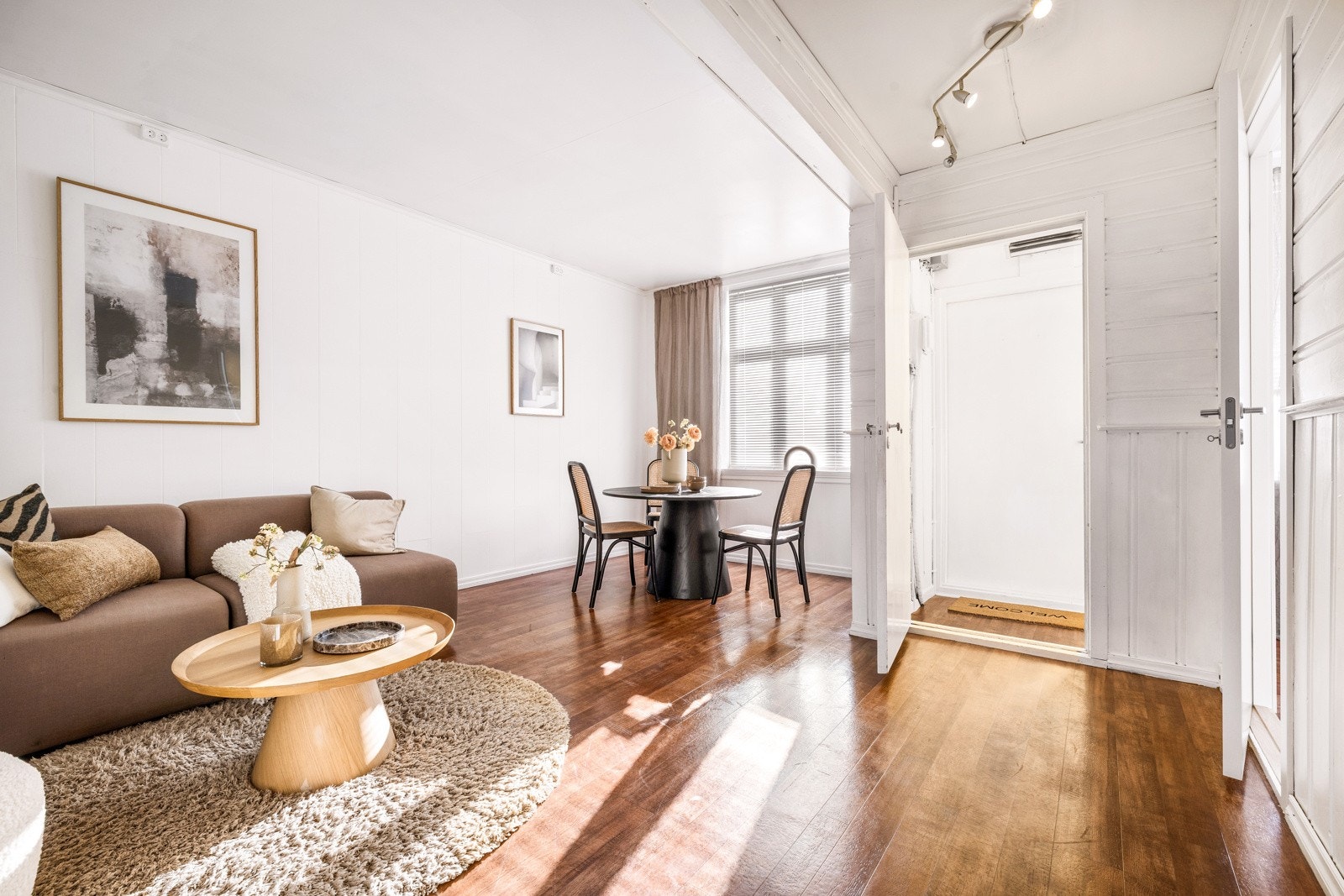 - Her har du stue, kjøkken, bad, entré og soverom med omkledningsrom - Galleribilde