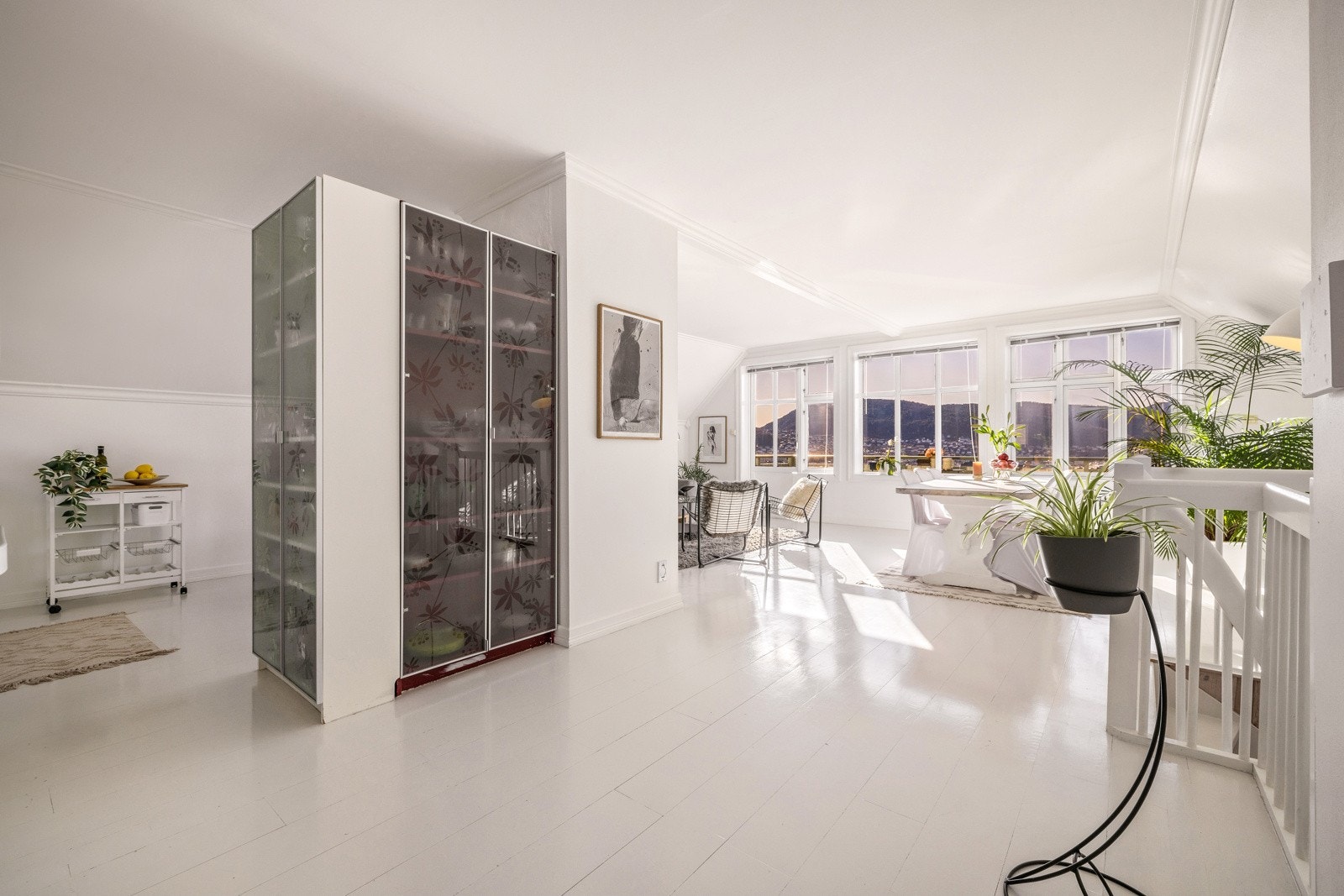 - Det er god plass til å møblere i soner med stor sofagruppe, spisestue og frokostbord ved kjøkkenet - Galleribilde