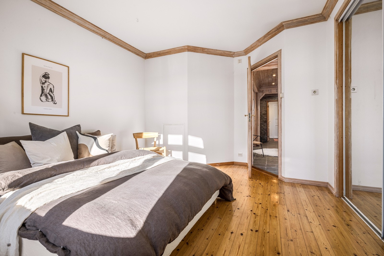 - Hovedsoverommet har god plass til ønsket møblement og har stor skyvedørsgarderobe, samt gulvvarme - Galleribilde