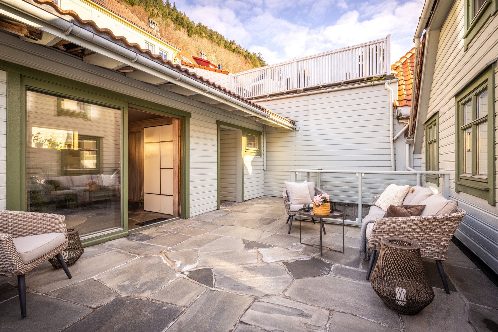 - I 3.etasje ved adkomst til eiendommen har man også ut til et flotte hellelagt uteområde - Galleribilde