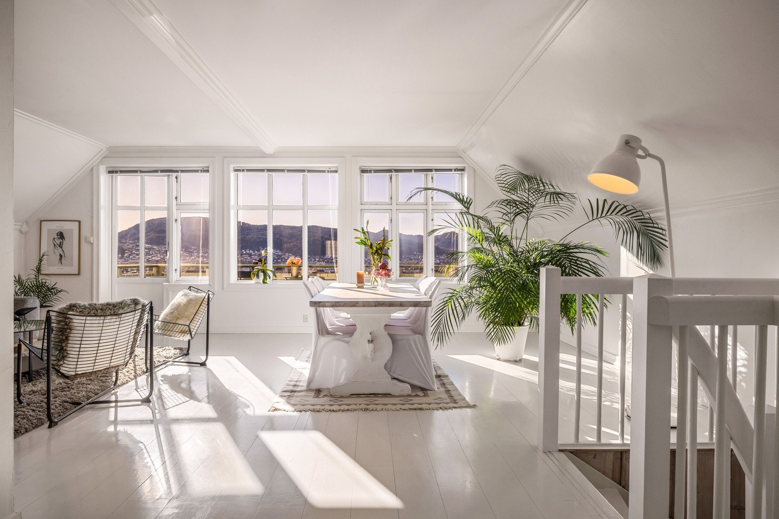 - Stuen har pene, lyse overflater og en takhøyde på 2,47m - Galleribilde