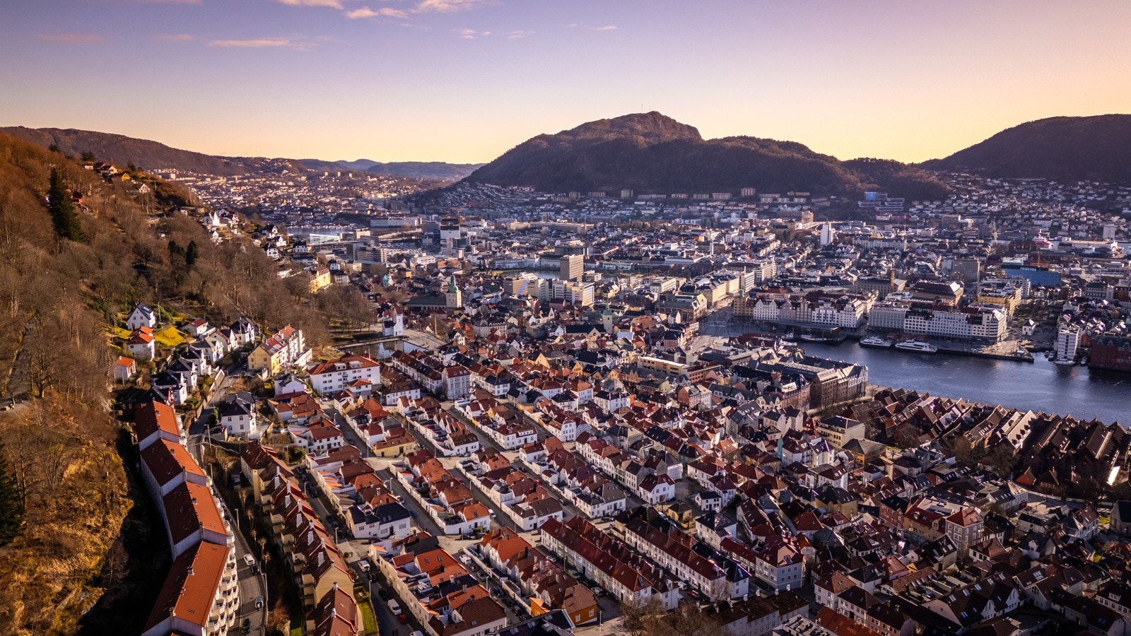 - Man kan spasere ned til sentrum gjennom koselige smau og gågater, og alt bykjernen har å by på av servicetilbud, fasiliteter og arbeidsplasser på kun 10 minutter - Galleribilde