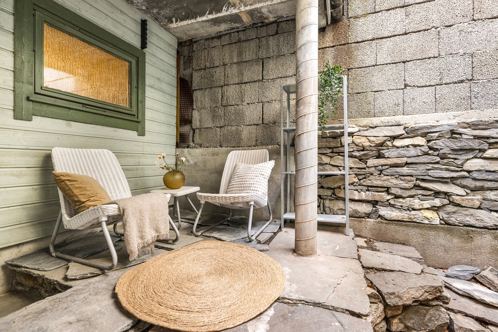 - Man har utgang til en liten sitteplass eller område for oppbevaring - Galleribilde