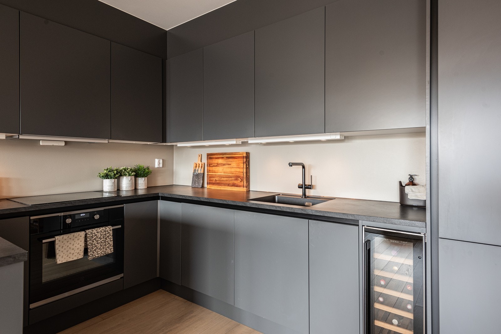 Franke-vask og kjøkkenarmatur fra Hansgrohe i matt sort utførelse. Galleribilde