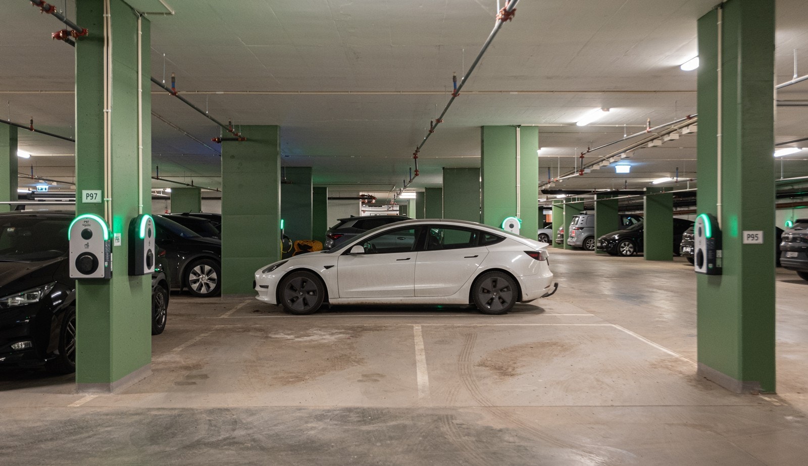 Med leiligheten følger det èn parkeringsplass med ELbil-lader. Plassen ligger praktisk til med kort avstand til heis. Galleribilde