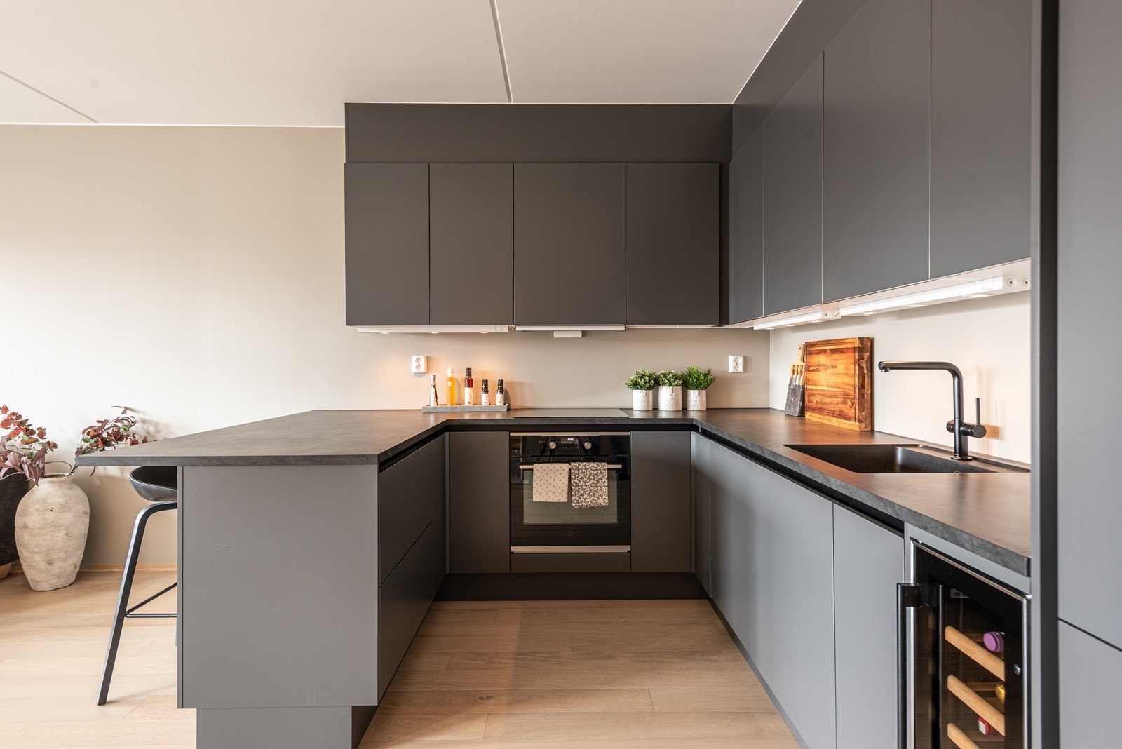 Oppgradert og påkostet kjøkken fra HTH med integrerte hvitevarer, induksjonstopp og vinskap. Galleribilde