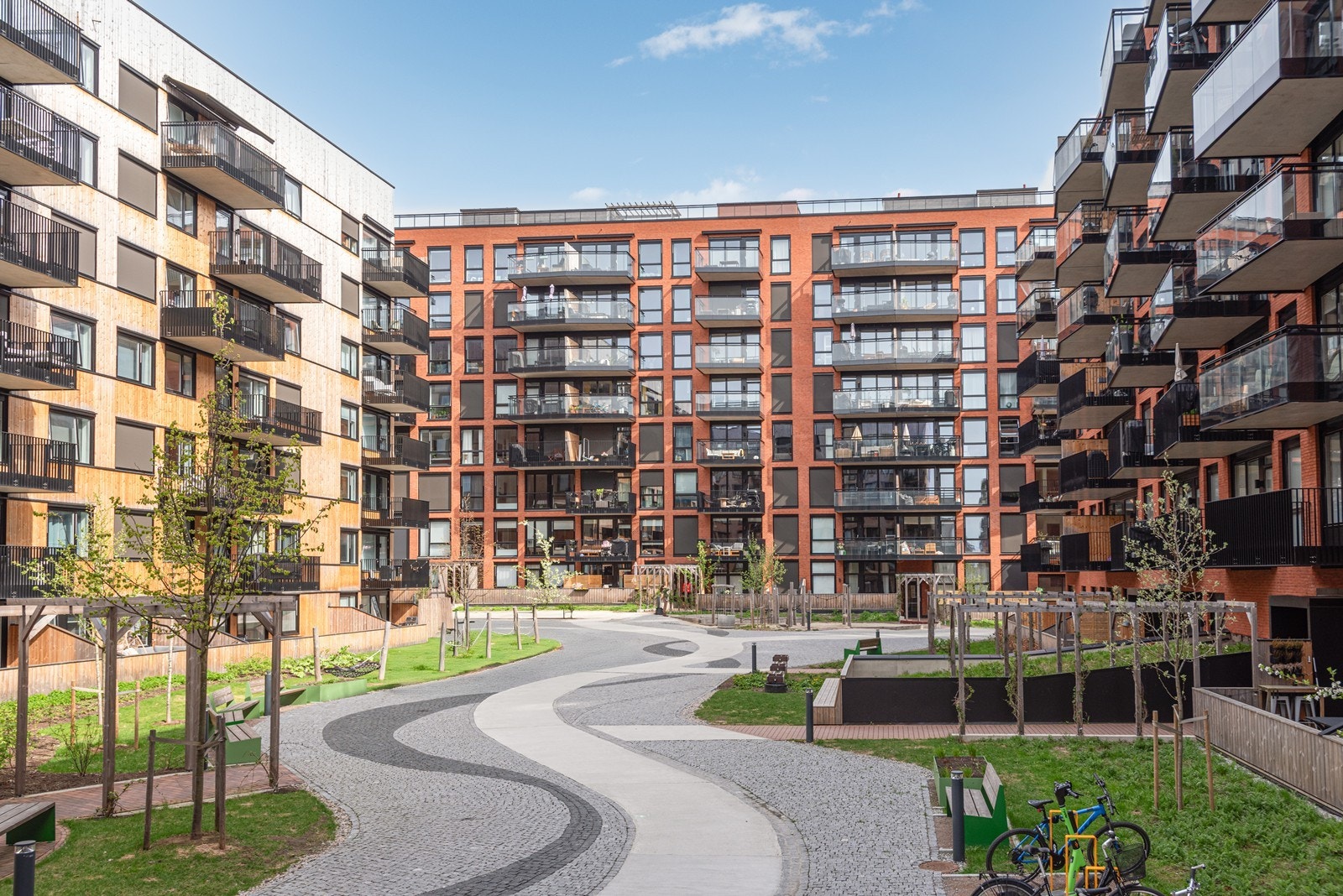 Fellesområdene er pent opparbeidet med bl.a plen, prydbusker, lekeplass, felles drivhus og sittebenker. Det er åpnet en barnehage i Løren Botaniske-prosjektet (ny i 2025). Galleribilde