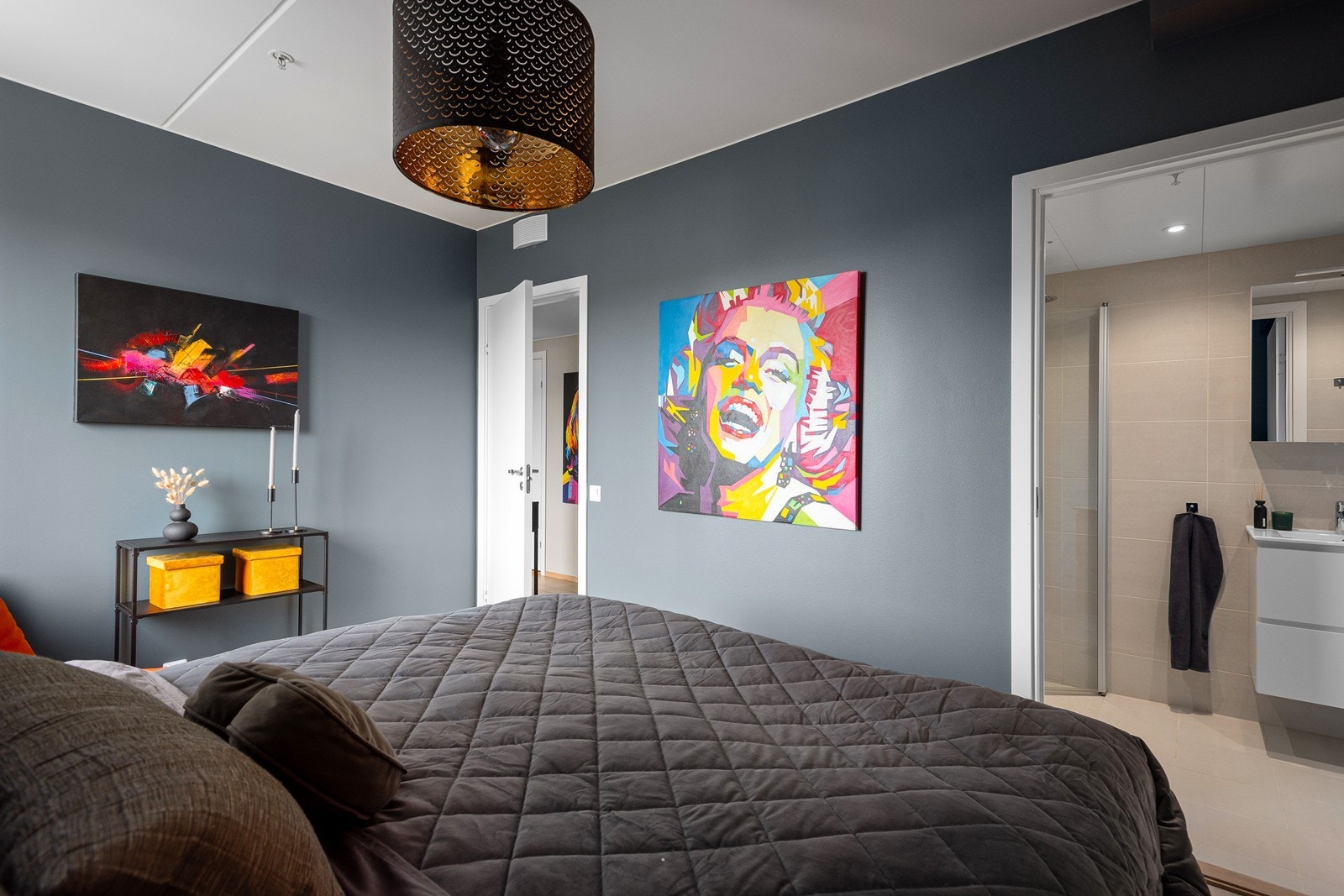 Det er eget bad i tilknytning til soverommet. Galleribilde