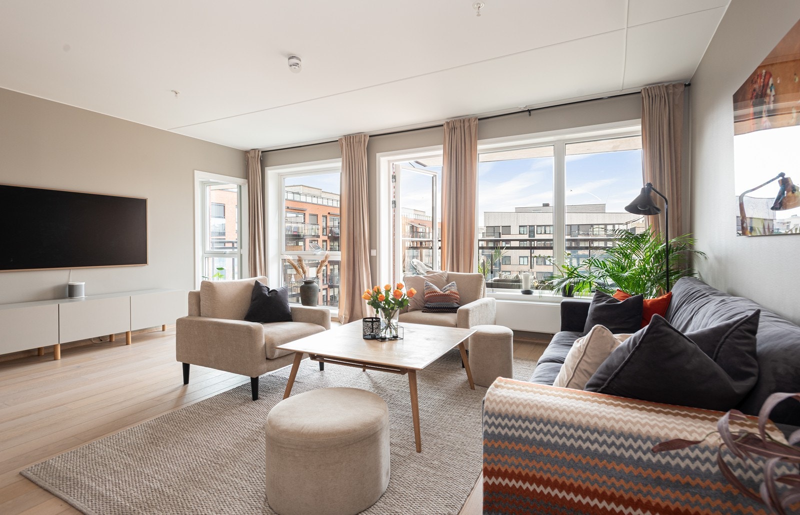 Leilighetens stue/kjøkkenområde oppleves romslig med god plass til flere soner. Galleribilde