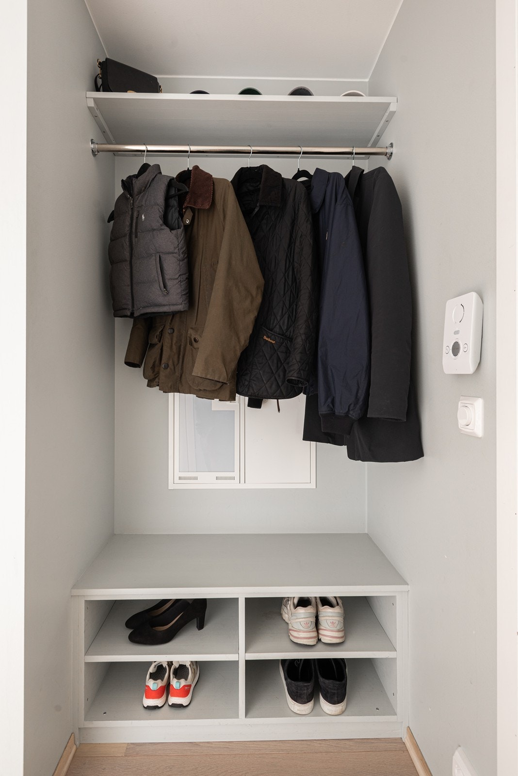 Praktiske snekkerbygde hylleløsninger rett innenfor døren. Galleribilde