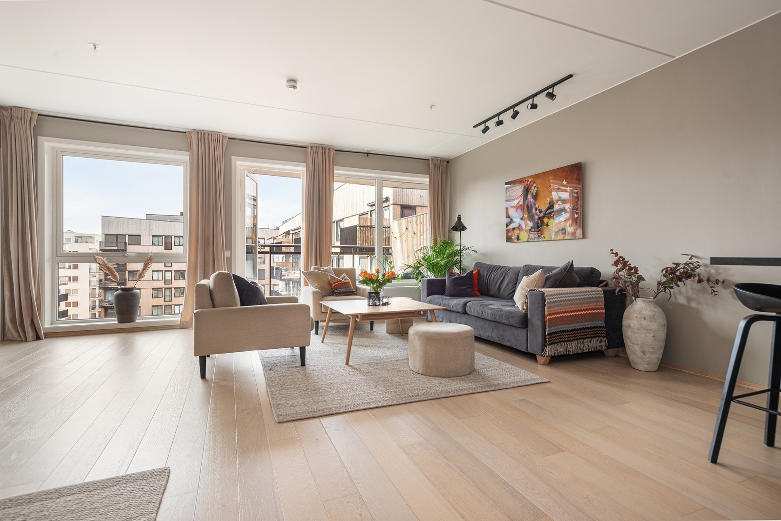 Leiligheten ligger i byggets 6.etg med heisadkomst. Ut fra stue har du en romslig balkong med meget gode solforhold. Galleribilde