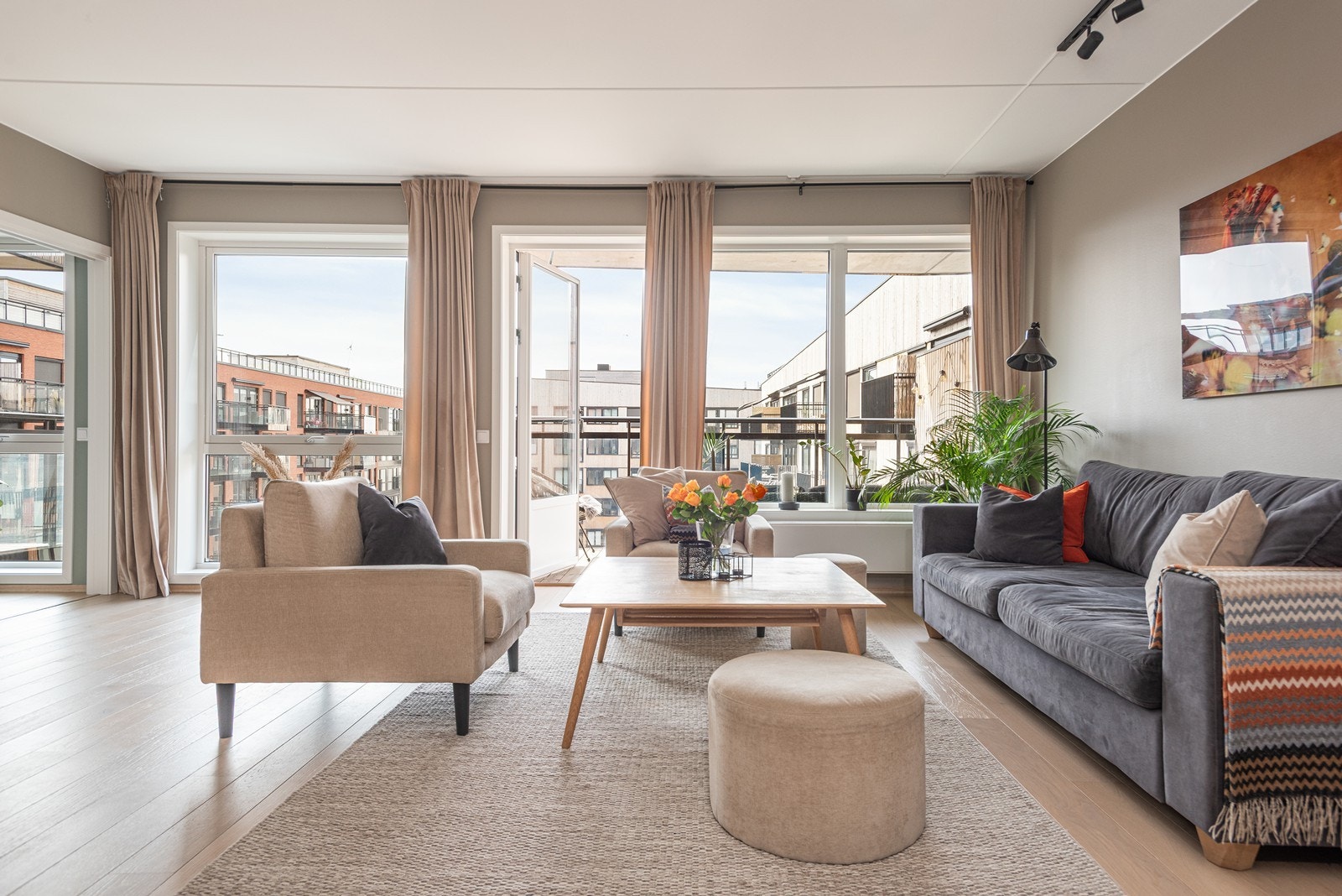 Leiligheten har vindusflater som strekker fra gulv til tak og slipper inn godt med naturlig lys. Galleribilde