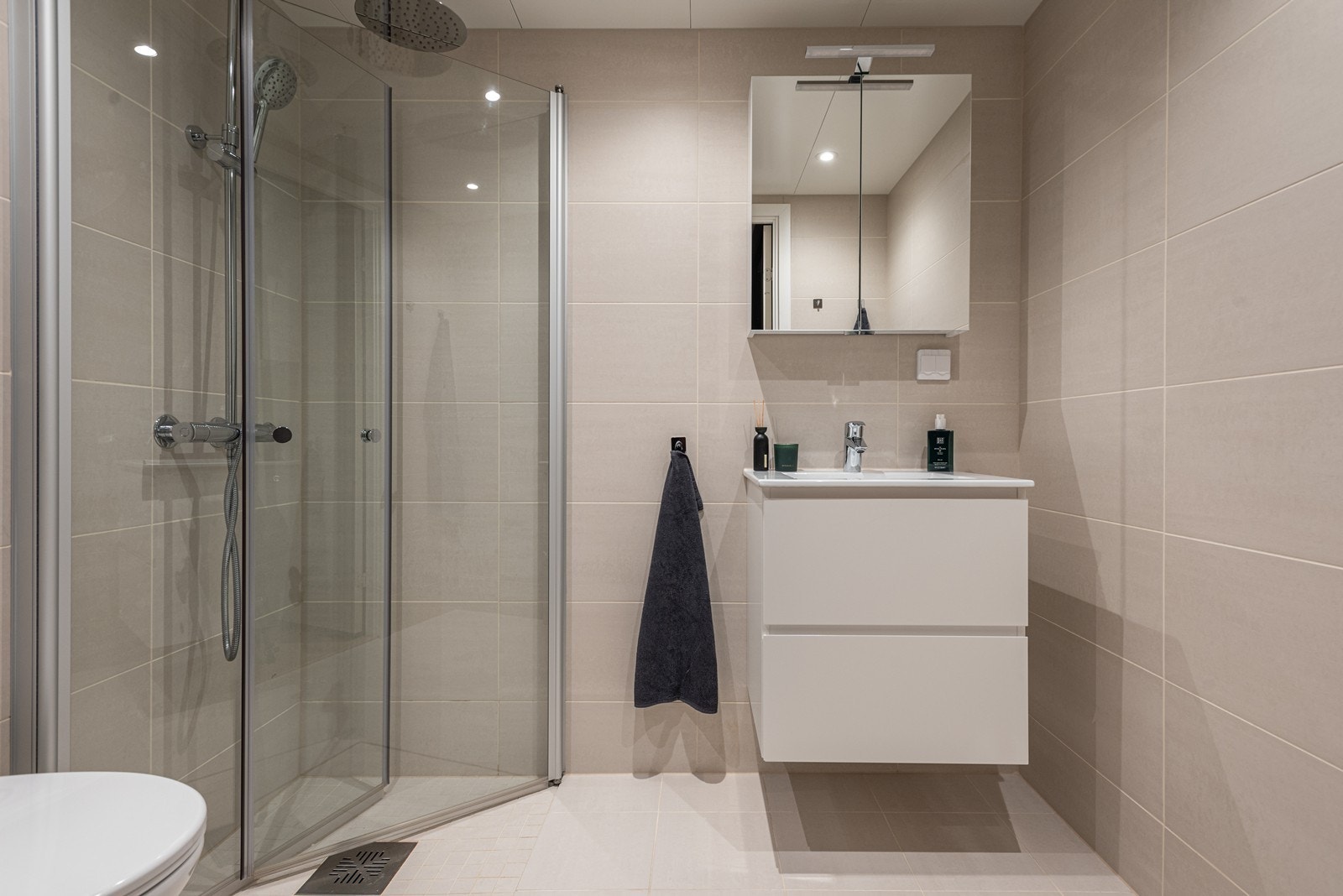 Tilhørende bad er lyst og pent med 60*30-fliser på vegg og 30*30-fliser på gulv (tilvalg). Galleribilde