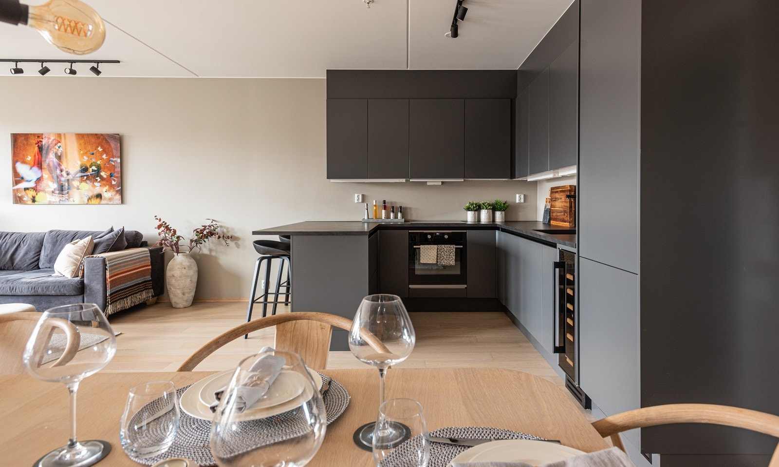 Leiligheten har flere tilvalg og oppleves eksklusiv med lekre materialvalg og moderne løsninger. Galleribilde