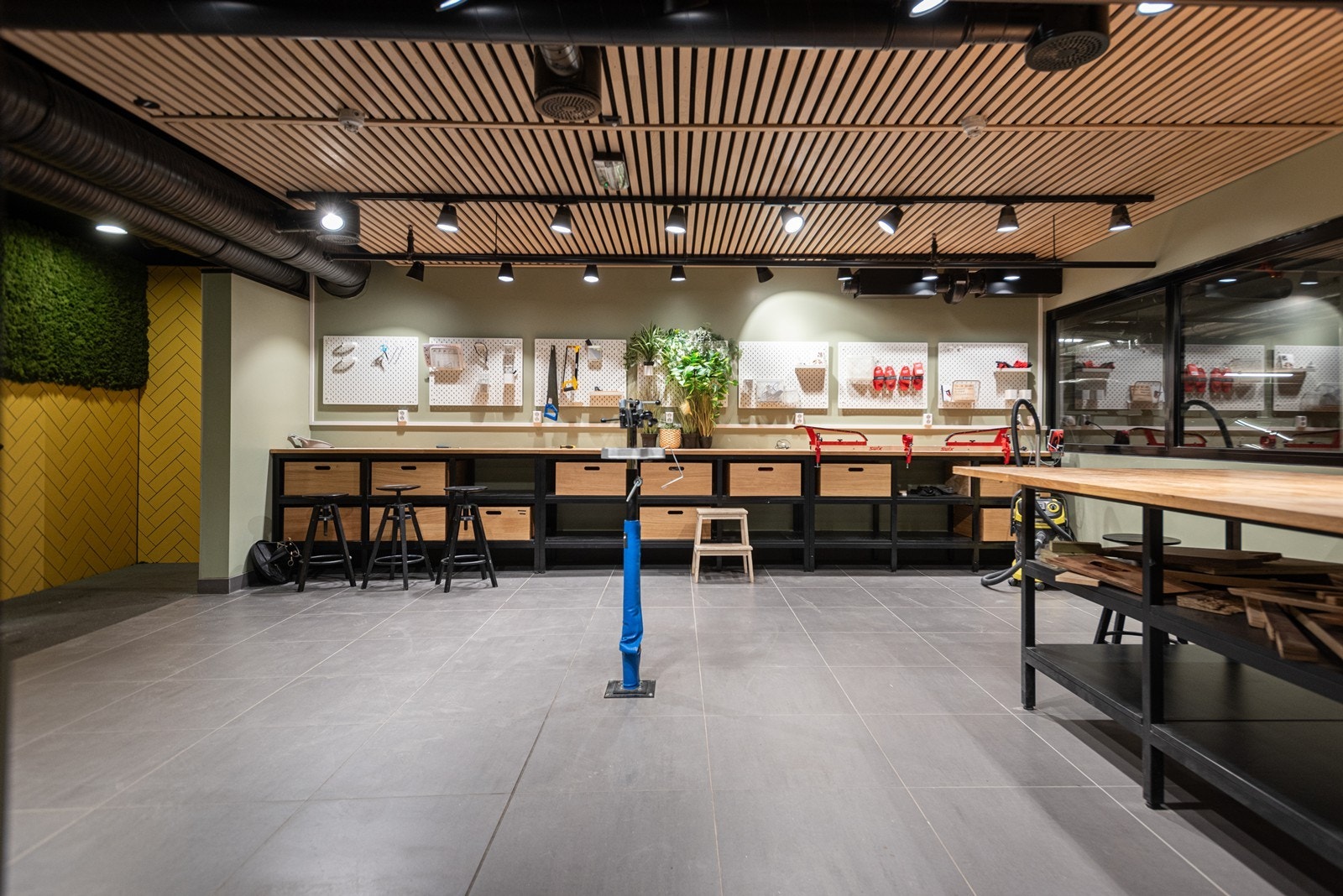 På garasjeplan har borettslaget et praktisk hobbyrom med utstyr for skismøring, sykkelvask og hundevask. Galleribilde