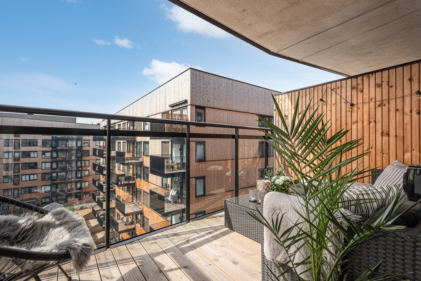 Balkongen er av meget god størrelse og har god plass til både sittegruppe og grill. Galleribilde