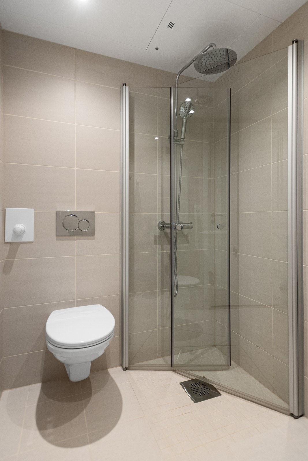 Vegghengt toalett og regndusj. Galleribilde