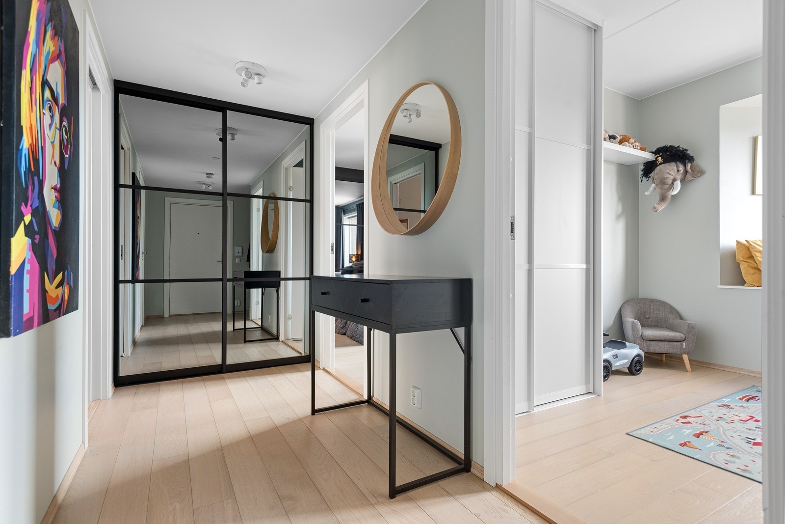 Innbydende entrè/gang med romslig garderobeløsning med god plass til jakker og sko for hele familien. Galleribilde