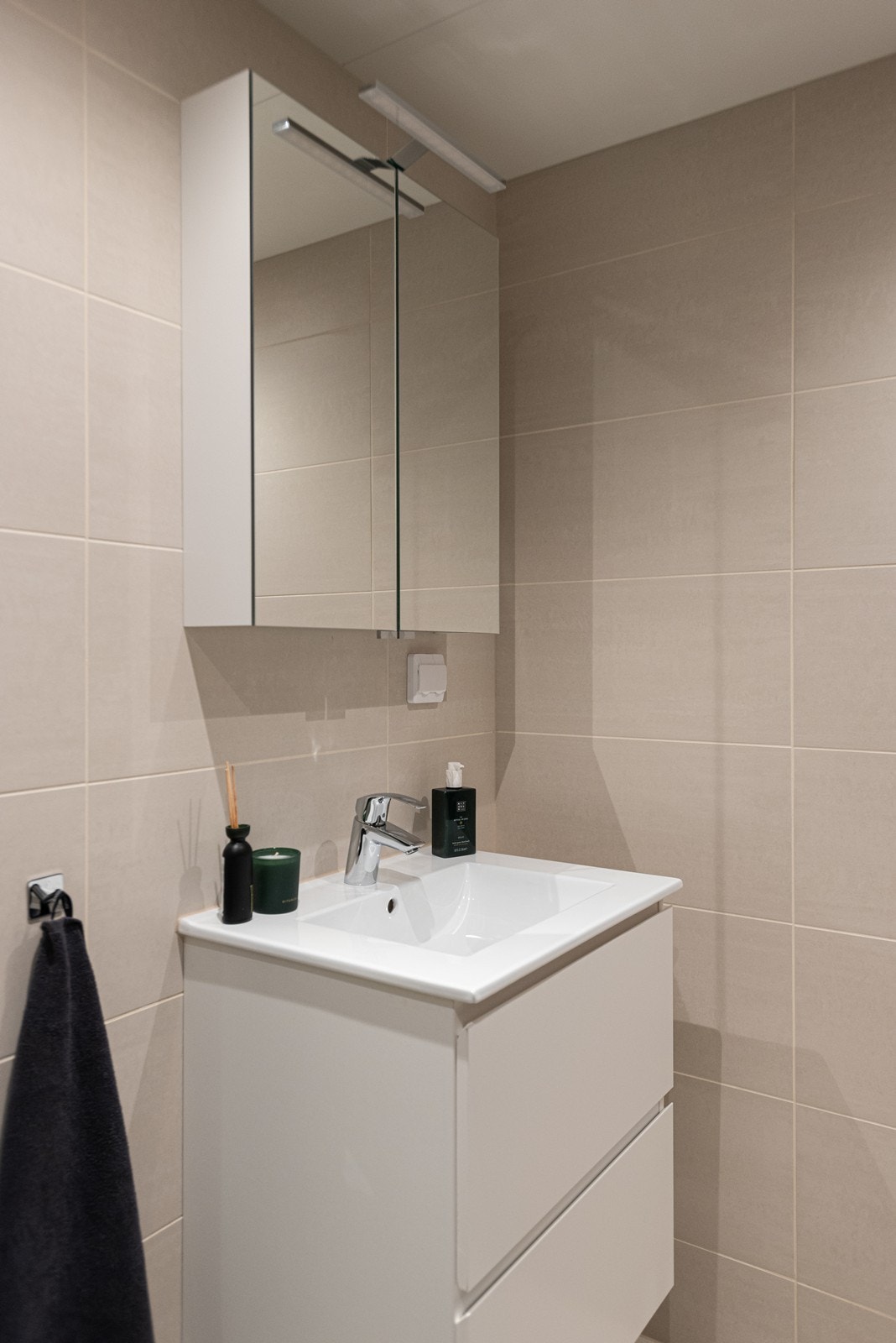 Innredning med nedfelt servant, to skuffer og speilskap over vask. Galleribilde