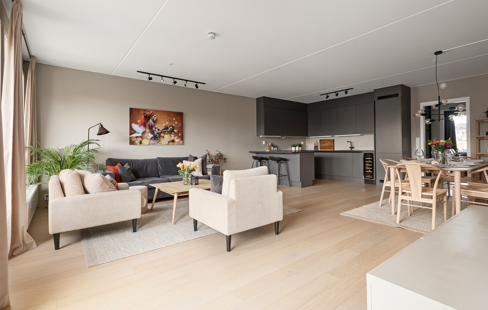 Sosial og åpen stue- kjøkkenløsning. Galleribilde