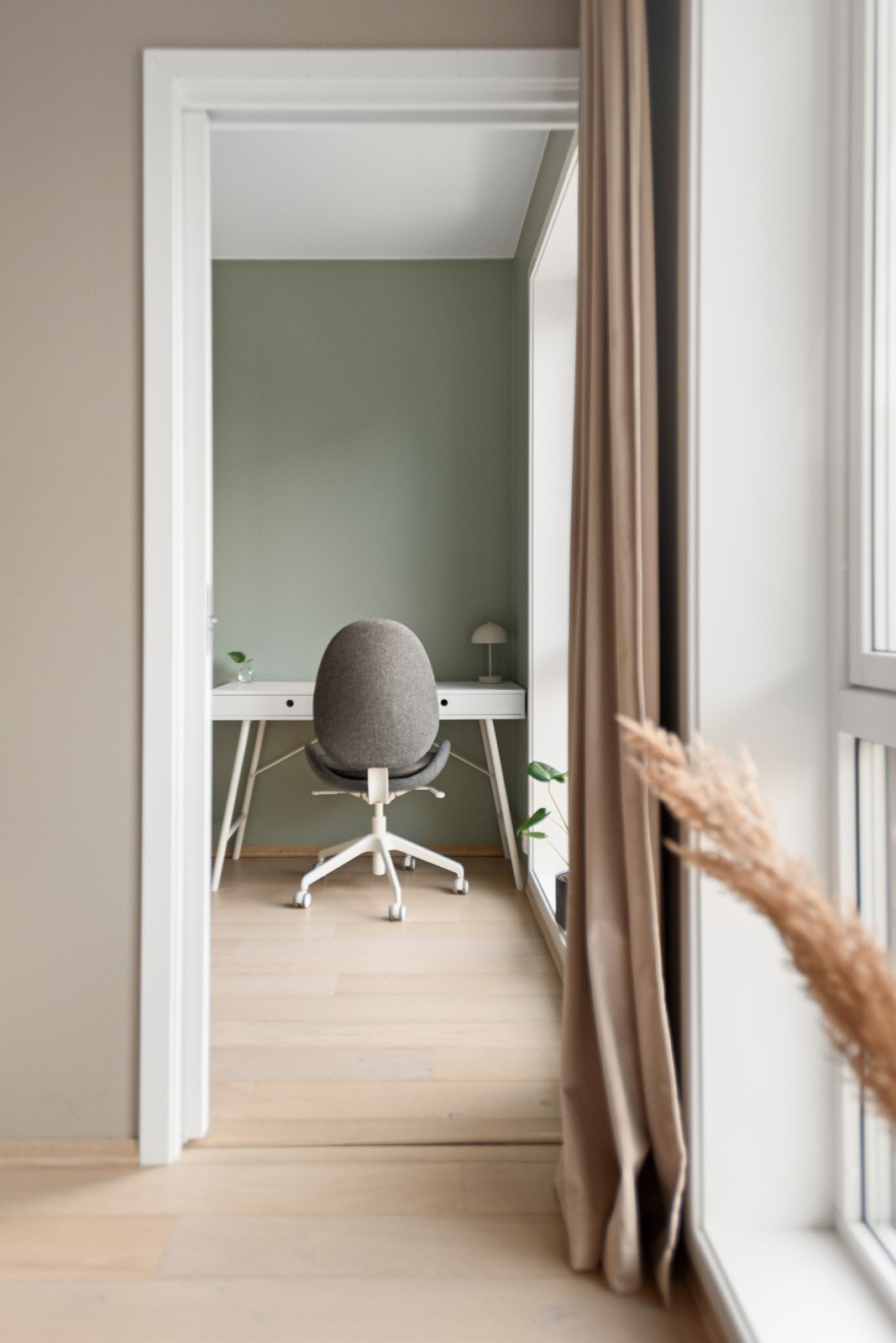 Soverom nr. III/kontor. Galleribilde