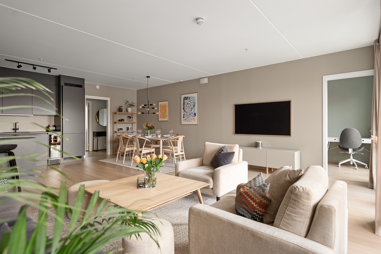 1-stavs parkett på gulv, delikate fargevalg og høy standard- her kan du flytte rett inn! Galleribilde