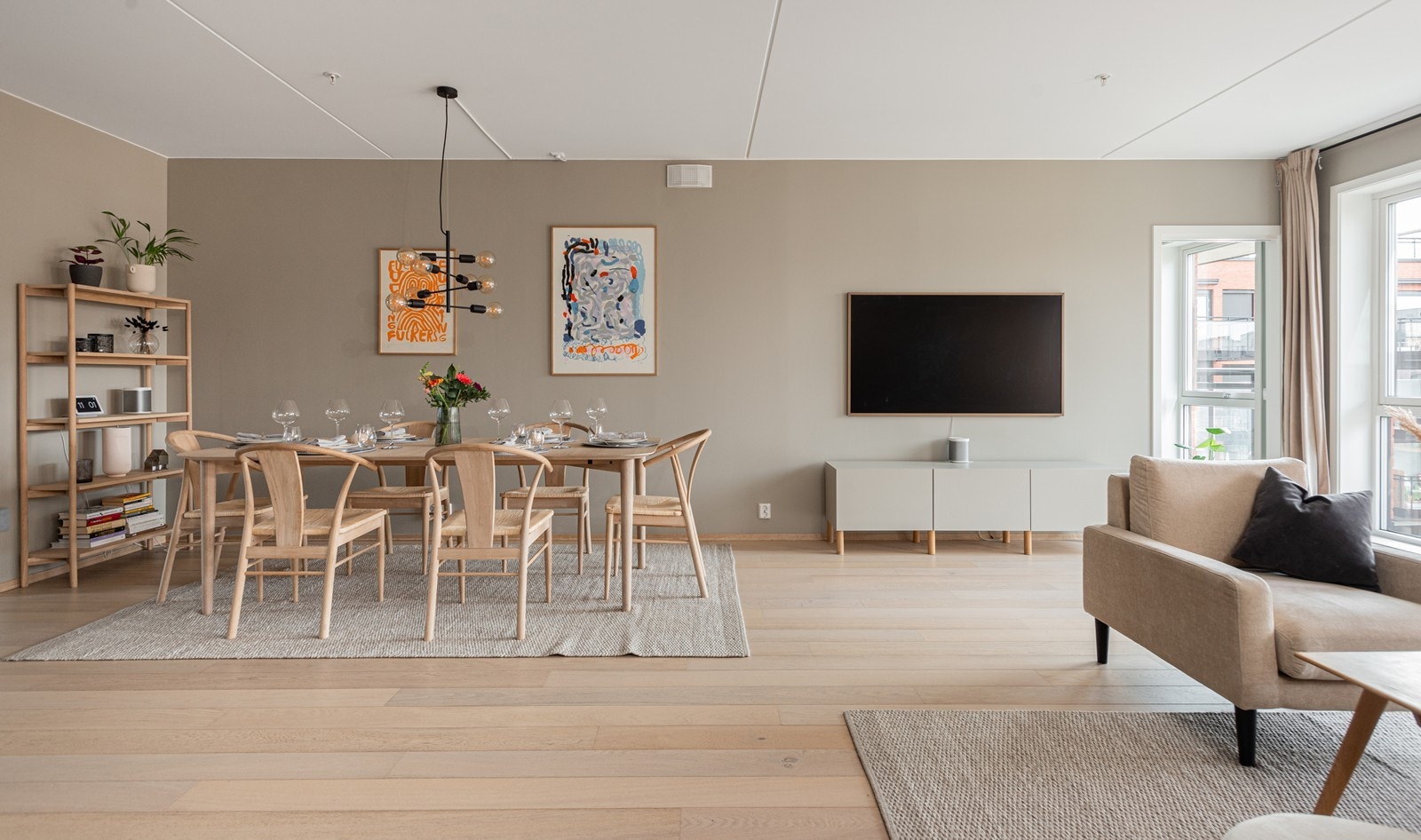 Her er det god plass til langbord - perfekt for sosiale sammenkomster! Galleribilde