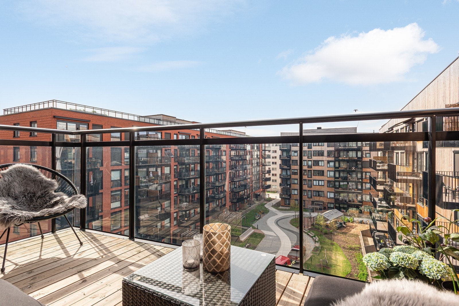 Velkommen til Børsteveien 17 - en meget lekker og påkostet 4-roms fra 2022 med høy standard, garasjeplass og balkong! Galleribilde