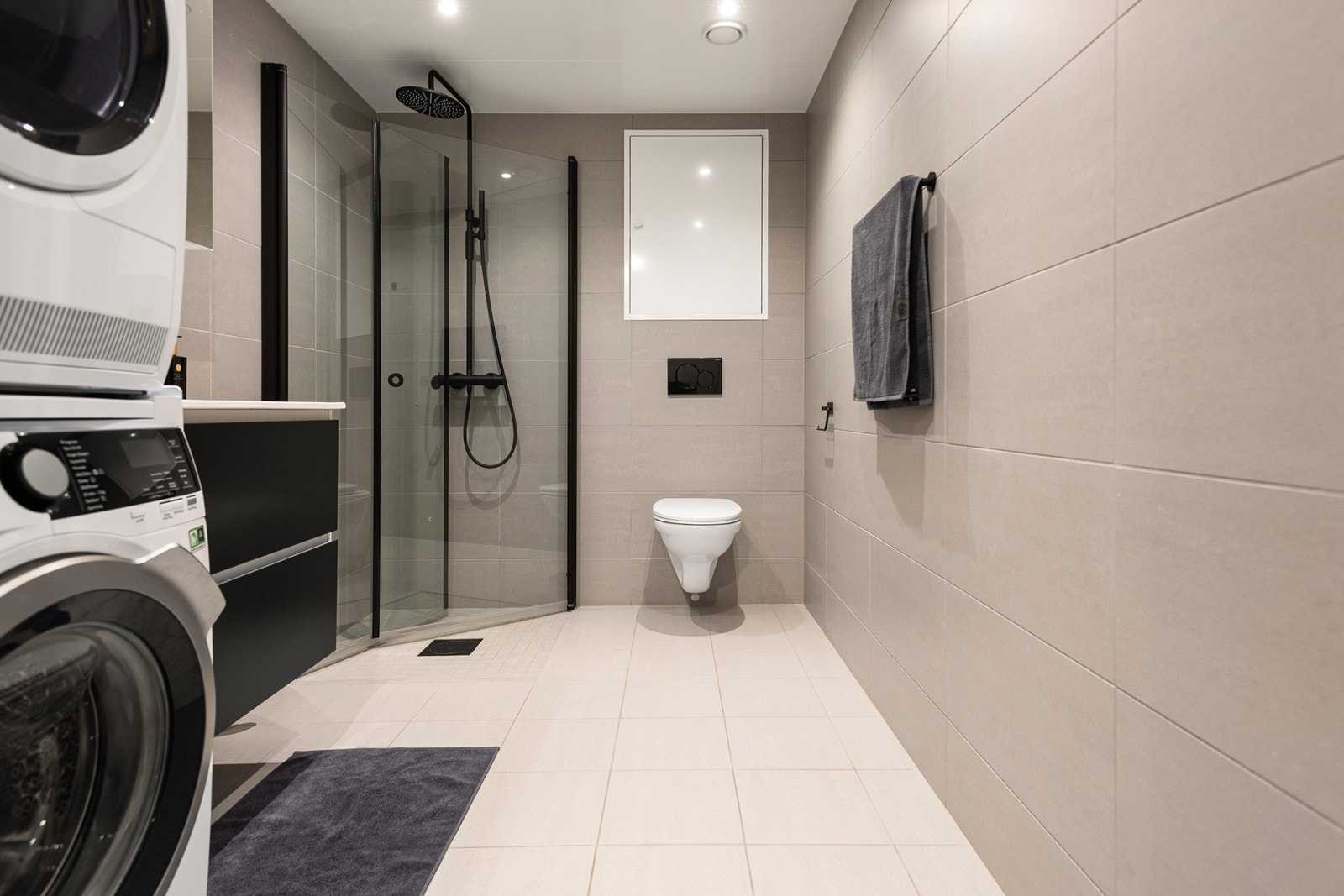 Stort bad med plass til vaskemaskin og tørketrommel. Også dette badet har diverse tilvalg som gir et vesentlig mer eksklusivt preg. Galleribilde