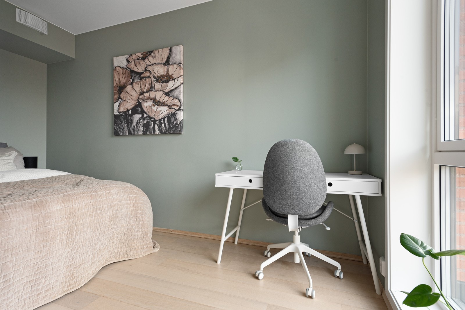 Rommet er av god størrelse og kan brukes som både soverom og kontor. Galleribilde