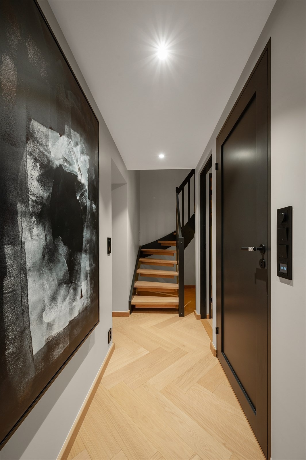 Underetasjen inneholder to soverom, romslig bad og ekstra stue - også totalrenovert i 2025 med gjennomført standard og smarthusstyring. Galleribilde