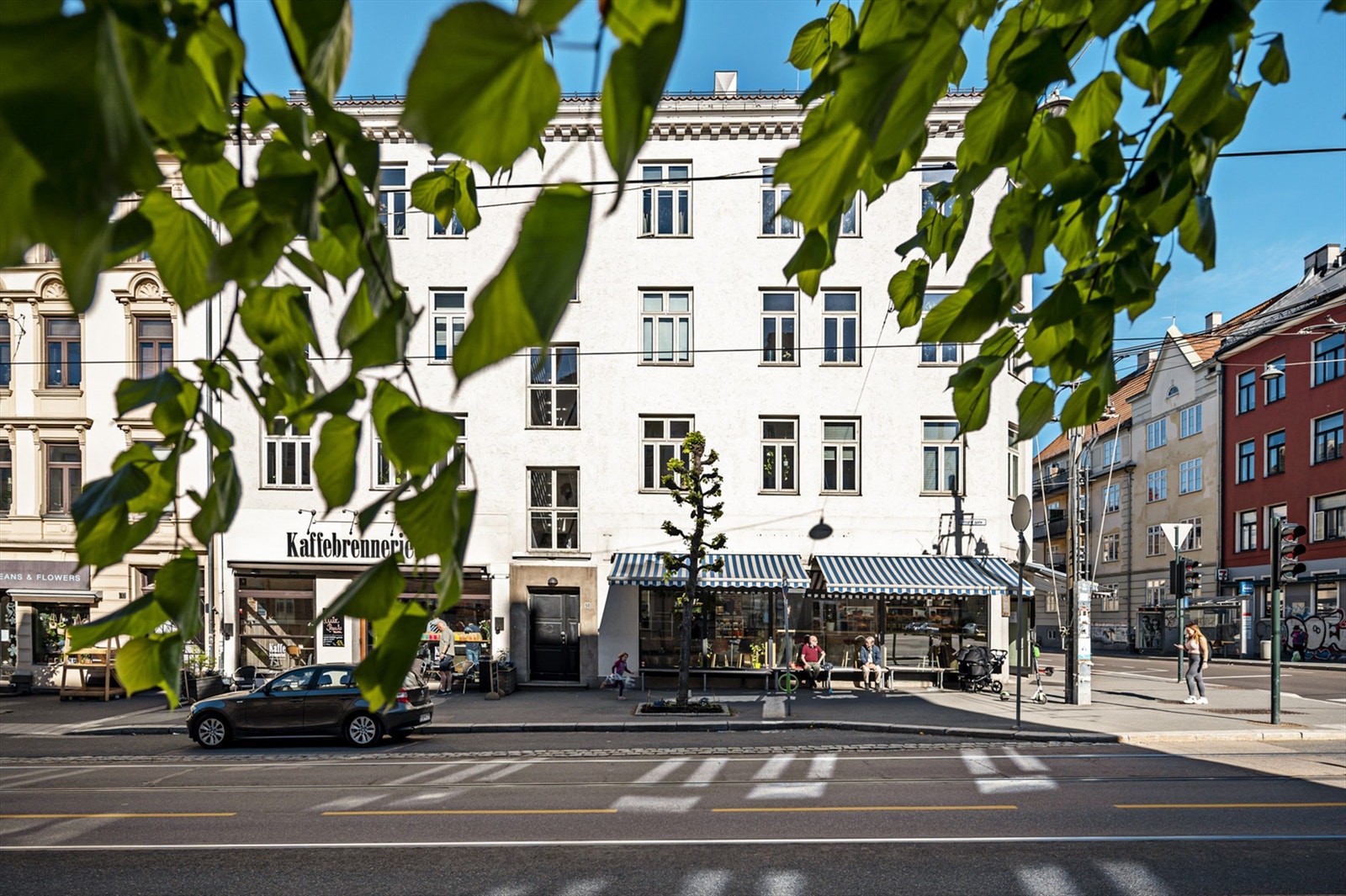 Andre populære steder inkluderer Åpent Bakeri/Lofthus Samvirkelag og Jewel of India, som tilbyr et variert utvalg av matopplevelser. Galleribilde