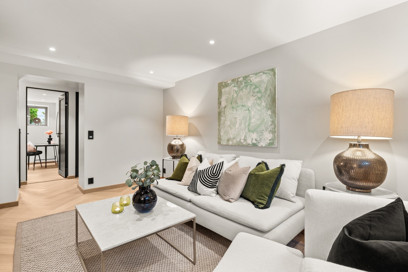 Rommet får dagslys fra et nyere kjellervindu og har rikelig med downlights i himlingen som sørger for god belysning. Galleribilde