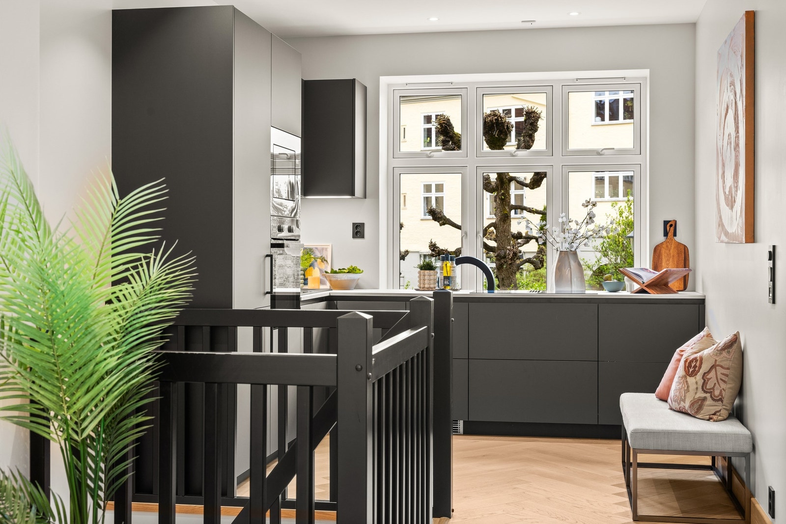 Moderne kjøkken i åpen løsning. Innredningen er fra 2025 og plassert i en hendig L-form. Galleribilde