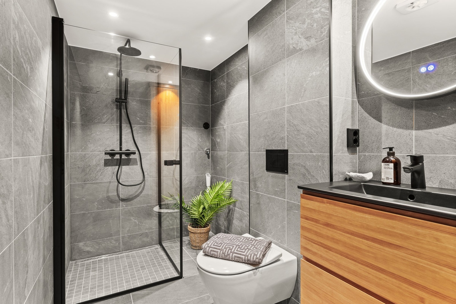 Badet i kjelleren er stilmessig likt badet oppe, men større. Galleribilde