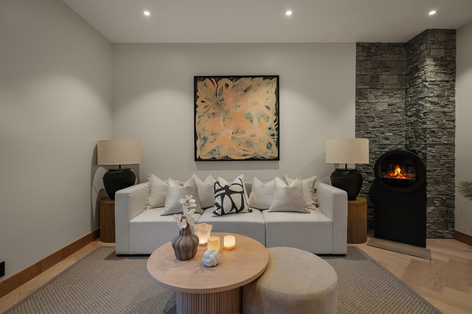 I stuen er det montert en lekker peisovn fra Norpeis, som gir både varme og hygge på kalde høst- og vinterkvelder. Galleribilde