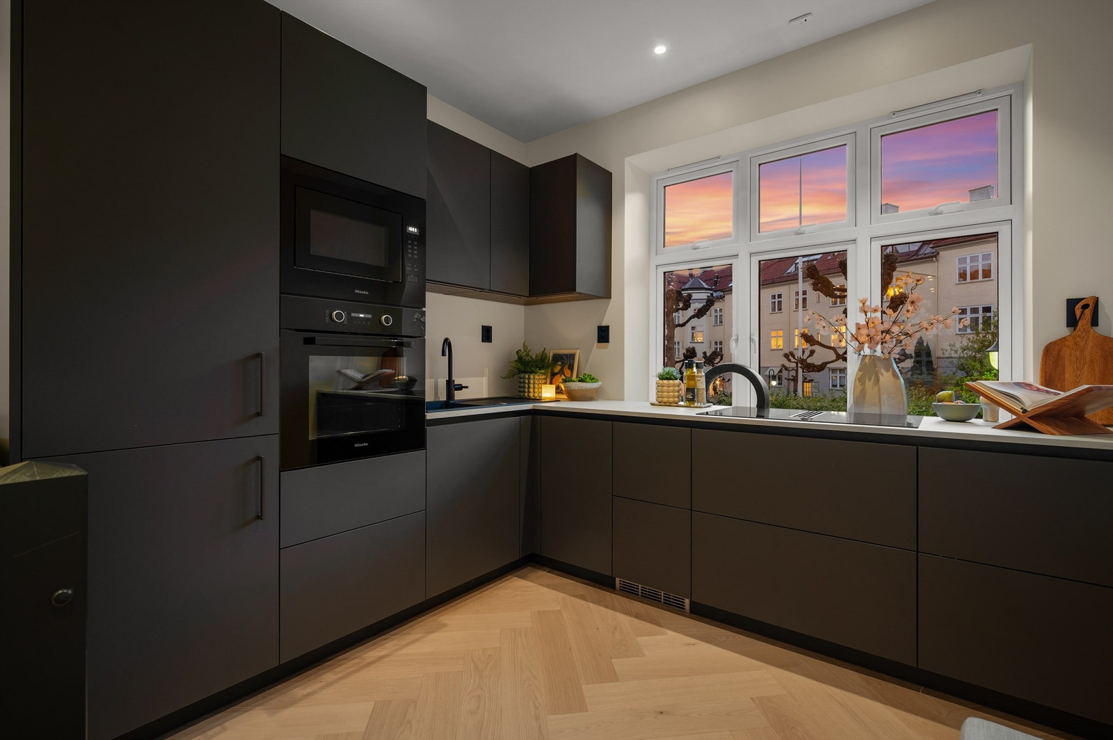 Kjøkkenet er fullt utstyrt med integrerte kvalitetshvitevarer fra Miele; stekeovn, mikrobølgeovn, kjøl/frys, oppvaskmaskin og en platetopp med innebygd kullfilterventilator. Galleribilde