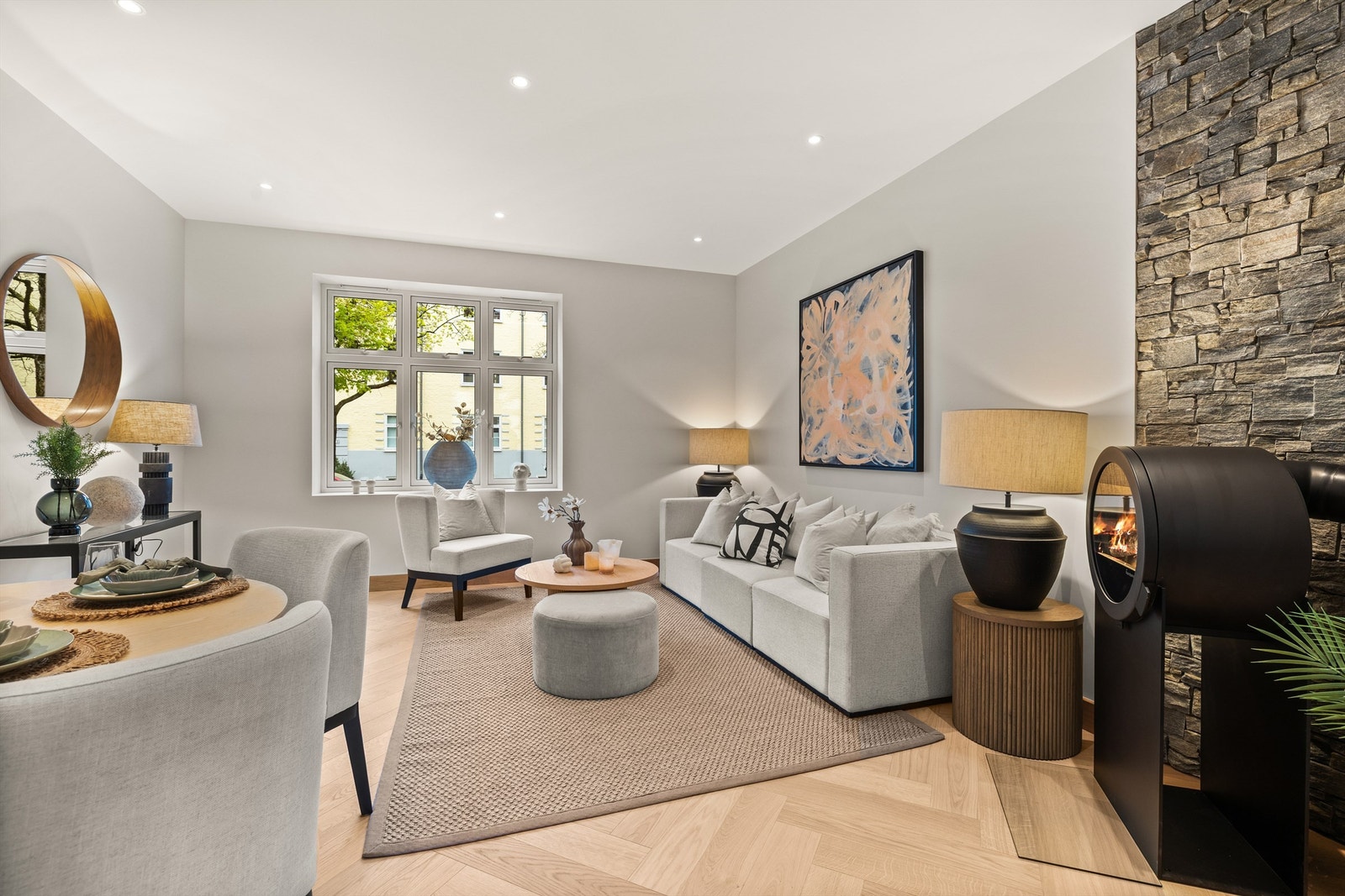 Stuen er lys og luftig med stort, seksfagsvindu som gir rikelig med dagslys og utsyn til gaten. Galleribilde