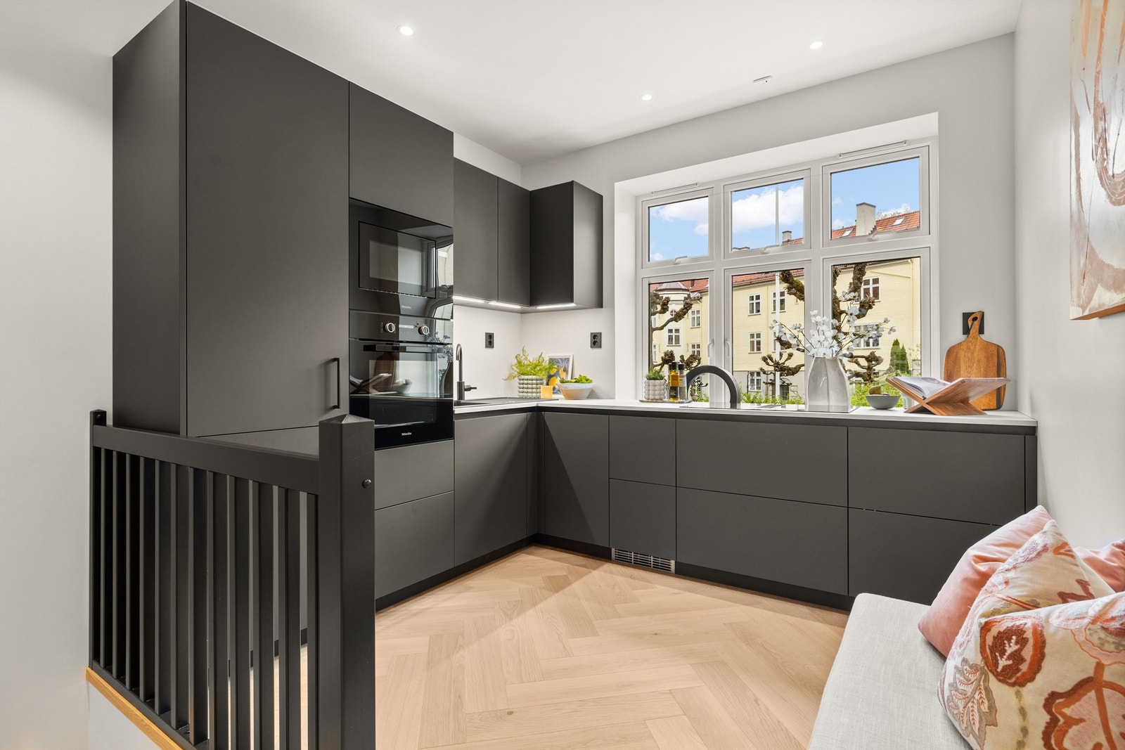 Kjøkkenet er holdt i et stilrent design og levert av Rotpunkt på Skøyen. Galleribilde