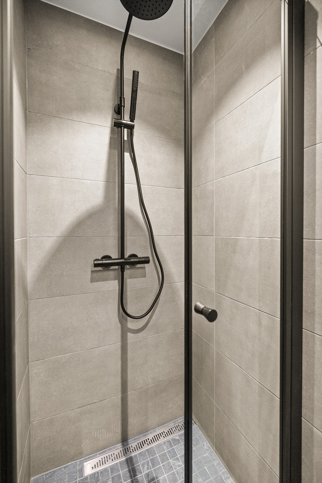 Innredningene er i hovedsak fra Bademiljø og består av en heldekkende, sort servant på trehvit skuffeseksjon, rundt speil med sort ramme, samt et dusjhjørne med innfellbare glassdører, regnfallsdusj og hånddusj. Galleribilde