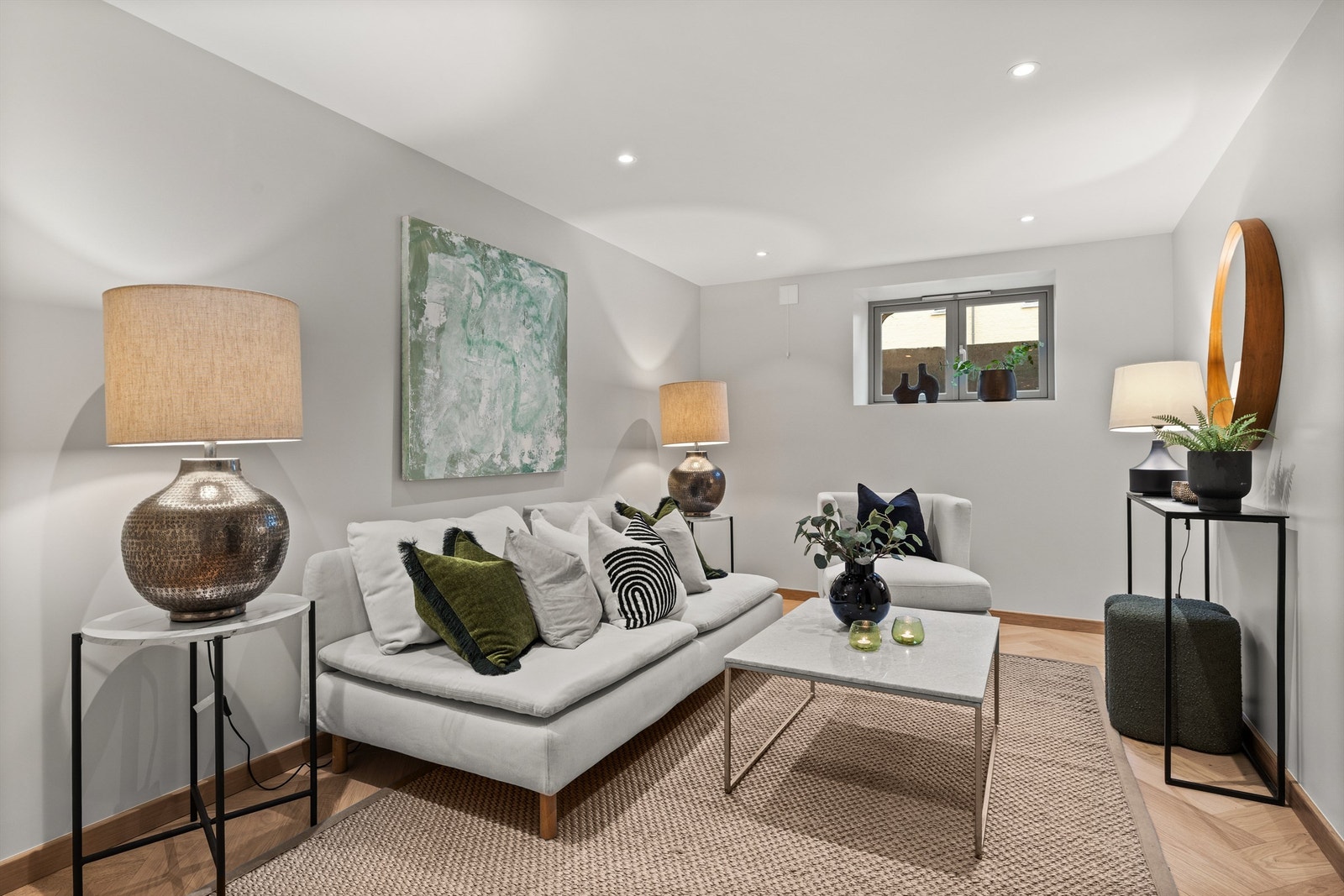 Kjellerstue i samme stil som øvrige rom - med plass til sofagruppe og TV-løsning. Galleribilde