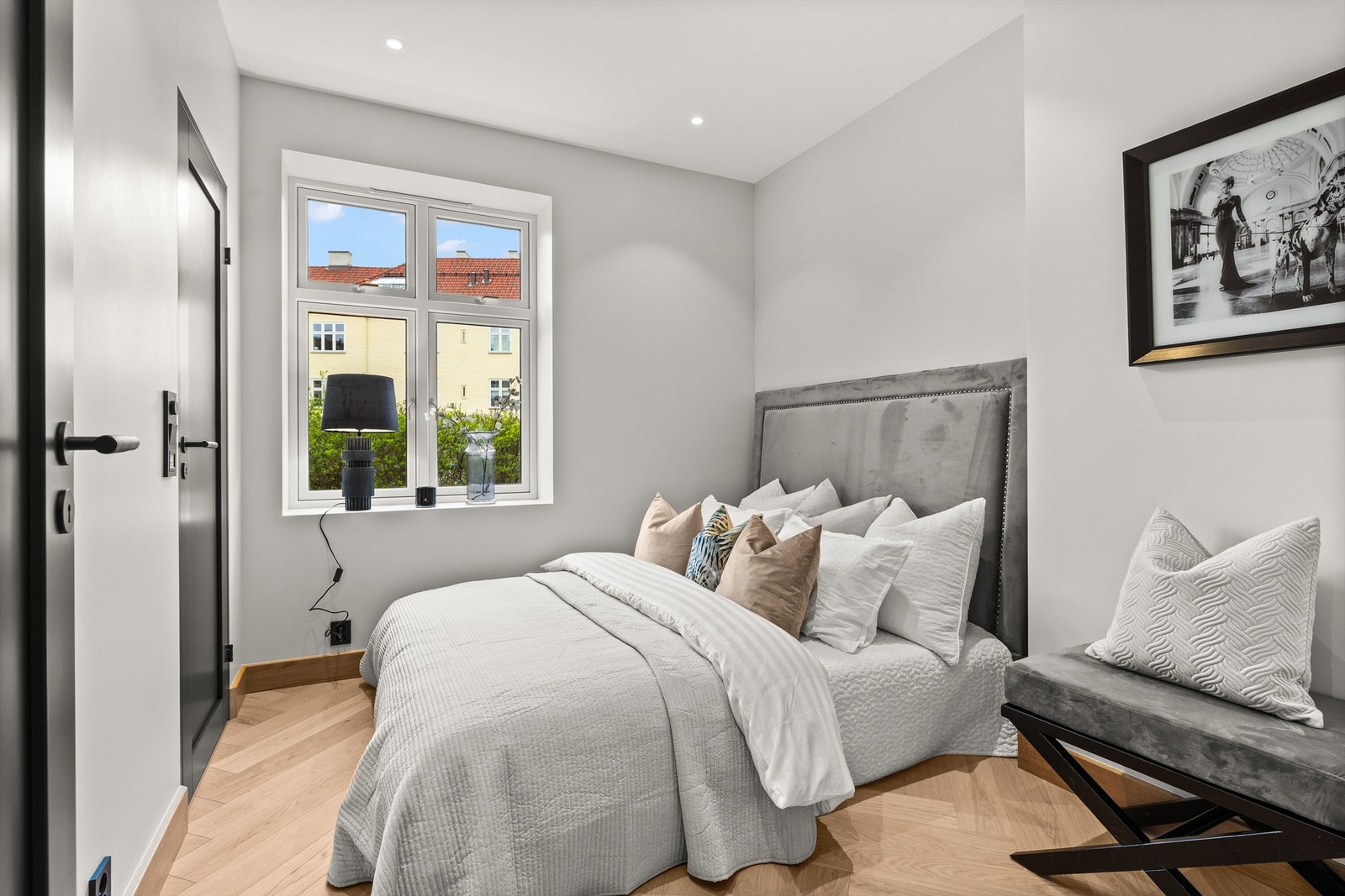 Leiligheten har tre gode soverom, ett i første etasje og to i kjelleren. Galleribilde