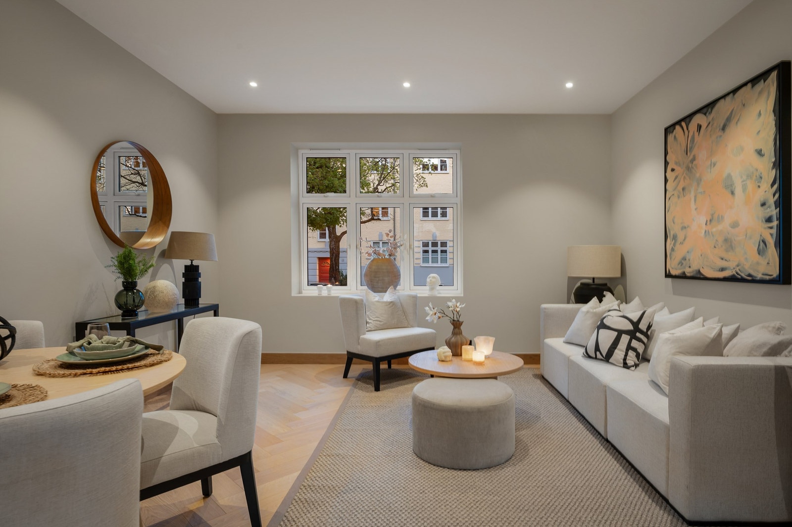 Det fine arealet gir god plass til både tv-lounge og spisebord. Galleribilde